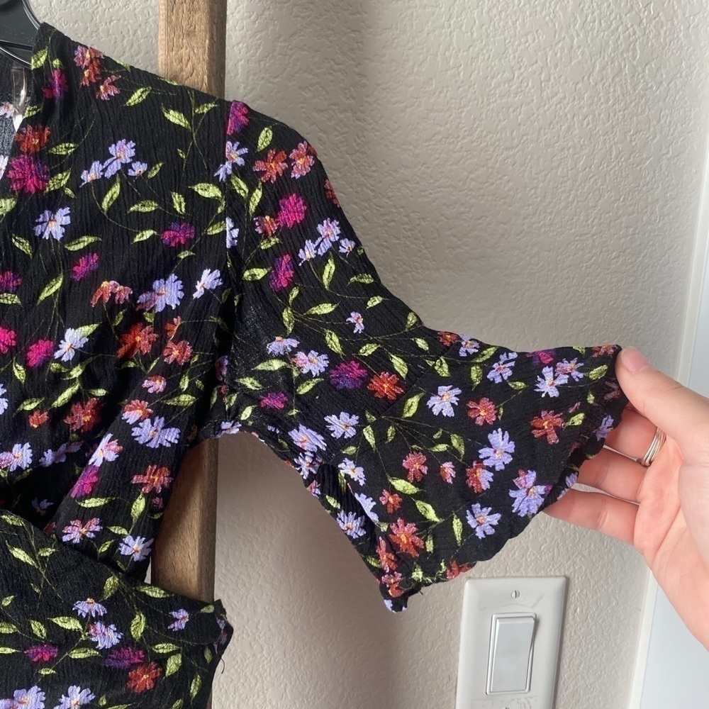 Floral wrap shirt - size small - Picture 5 of 5